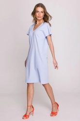 Sukienka oversize o prostym kroju z dekoltem V błękitna. Niebieskie sukienki damskie Stylove, do pracy, l, bez wzorów, z poliesteru, biznesowe, bez kołnierzyka, bez ramiączek, mini, dopasowane. Za 289.00 zł.