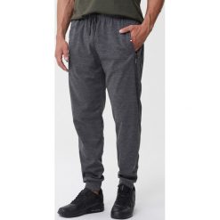 Ciemnoszare Spodnie Inundation. Szare spodnie sportowe męskie Born2be, l, bez wzorów, z dresówki. Za 49.99 zł.