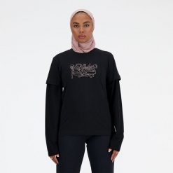 Koszulka damska New Balance WT41912BK – czarna. Czarne koszulki sportowe damskie New Balance, s, bez wzorów, z bawełny, bez ramiączek. Za 49.99 zł.