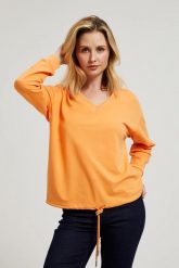 Gładka bluza z dekoltem w serek i wiązaniem pomarańczowa. Brązowe bluzy damskie MOODO, l, bez wzorów, z bawełny, bez ramiączek, bez kaptura. W wyprzedaży za 49.99 zł.
