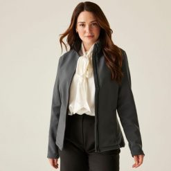 Damska kurtka softshell Ablaze z nadrukiem. Szare kurtki sportowe damskie Regatta, na jesień, bez wzorów, z softshellu, bez ramiączek, bez kaptura, trekkingowe. Za 199.99 zł.