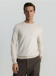 Wiskozowy sweter - złamana biel. Swetry męskie Reserved, l, bez wzorów, z dzianiny, bez kołnierzyka, bez ramiączek. W wyprzedaży za 45.99 zł.