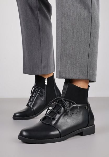 Czarne Sznurowane Botki Vices z Elastycznymi Wstawkami Ganddie. Czarne botki damskie Born2be, bez wzorów, z jeansu, klasyczne, bez obcasa, na płaskiej podeszwie, bez zapięcia. Za 109.99 zł.