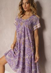 Fioletowa Sukienka Boho z Wiskozy z Cienkim Paskiem w Talii Rivasea. Fioletowe sukienki damskie Renee, bez wzorów, z wiskozy, boho, bez kołnierzyka, bez ramiączek, midi, rozkloszowane. Za 49.99 zł.