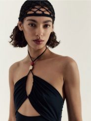 Ażurowa czapka - czarny. Czarne czapki damskie Reserved, w ażurowe wzory. W wyprzedaży za 29.99 zł.