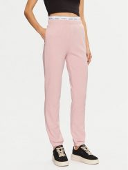 Guess Spodnie dresowe O5RB01 KCO31 Różowy Regular Fit. Czerwone spodnie dresowe damskie Guess, z aplikacjami, z bawełny. Za 239.99 zł.