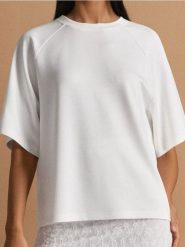 Bluza z domieszką wiskozy - kremowy. Białe bluzy damskie Sinsay, l, bez wzorów, z dzianiny, bez ramiączek, bez kaptura. Za 39.99 zł.