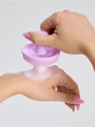 Peelingująca szczotka do twarzy - fioletowy. Fioletowe body Sinsay, bez wzorów. W wyprzedaży za 8.99 zł.
