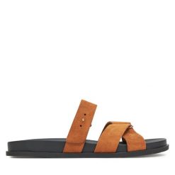 Klapki DeeZee. Brązowe klapki damskie DeeZee, bez wzorów, bez obcasa, bez zapięcia. Za 83.99 zł.
