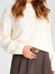 Sweter - kremowy. Białe swetry nierozpinane damskie Sinsay, l, bez wzorów, ze splotem, bez kołnierzyka, bez ramiączek. Za 49.99 zł.