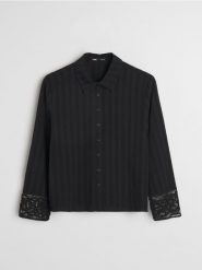 Bawełniana teksturowana koszula z koronkowym mankietem - czarny. Czarne koszule damskie Sinsay, l, bez wzorów, z bawełny, bez kołnierzyka, bez ramiączek. Za 49.99 zł.