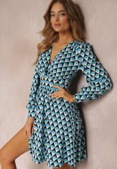 Niebieska Sukienka Mini w Geometryczny Wzór z Długim Rękawem Ezrie. Niebieskie sukienki damskie Renee, l, bez wzorów, bez kołnierzyka, bez ramiączek, mini, kopertowe. Za 139.99 zł.