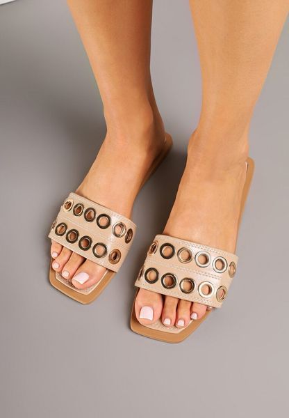 Jasnobeżowe Klapki Ozdobione Nitami Meralina. Brązowe klapki damskie Born2be, na lato, z aplikacjami, eleganckie, bez obcasa, na płaskiej podeszwie, bez zapięcia. Za 69.99 zł.