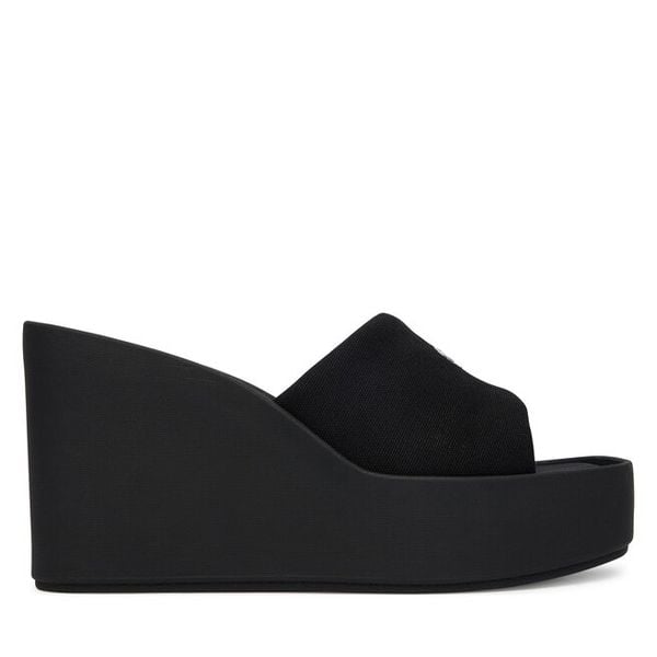 Klapki Calvin Klein. Czarne klapki damskie Calvin Klein, bez wzorów, bez obcasa, bez zapięcia. Za 234.99 zł.