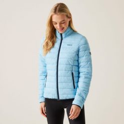 Kurtka turystyczna damska Marizion pikowana. Niebieskie kurtki sportowe damskie Regatta, bez wzorów, bez ramiączek, bez kaptura, outdoorowe. Za 169.99 zł.