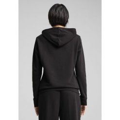 Damska bluza z kapturem ESS METALLIC PUMA Black Metallic Gold. Czarne bluzy damskie Puma, l, bez wzorów, sportowe, bez ramiączek, z kapturem. W wyprzedaży za 109.00 zł.