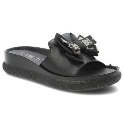 Klapki damskie S.Barski, cholewka ze skóry naturalnej licowej wsuwany fason szeroki pasek z przodu ozdobna kokarda, czarne, KV61-6061. Czarne klapki damskie S.BARSKI, bez wzorów, ze skóry, bez obcasa, bez zapięcia. Za 149.00 zł.