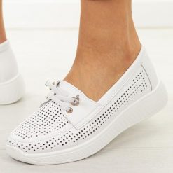 Białe ażurowe skórzane półbuty damskie T.Sokolski 638. Białe półbuty damskie Sokolski, na jesień, w ażurowe wzory, z jeansu, casualowe, z okrągłym noskiem, bez obcasa, na płaskiej podeszwie, bez zapięcia. Za 219.00 zł.