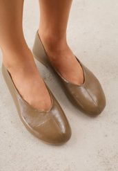 Zielone Minimalistyczne Balerinki z Okrągłym Noskiem Katara. Zielone balerinki damskie Born2be, bez wzorów, z jeansu, biznesowe, z okrągłym noskiem, bez obcasa, bez zapięcia. Za 74.99 zł.