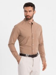 Lniana koszula męska ze stójką i kieszenią REGULAR FIT – jasnobrązowa V7. Brązowe koszule męskie Ombre Clothing, na lato, l, bez wzorów, z bawełny, bez kołnierzyka, bez ramiączek. W wyprzedaży za 164.99 zł.