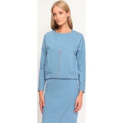 ŻAKIET DAMSKI REGULARNY. Niebieskie marynarki i żakiety damskie TOP SECRET, bez wzorów, z dzianiny, eleganckie, bez kołnierzyka, bez ramiączek. W wyprzedaży za 59.99 zł.