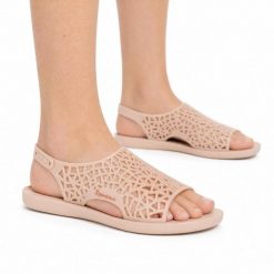 Sandały damskie Ipanema 26679 SHAPE. Czerwone sandały damskie Ipanema, w ażurowe wzory, z materiału, bez obcasa, bez zapięcia. Za 79.00 zł.