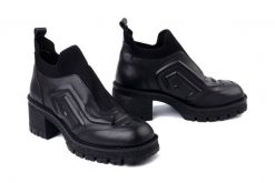 BOCCATO 447.C133 S.A 01 T SYH czarny, botki damskie. Czarne botki damskie Boccato, bez wzorów, bez obcasa, na obcasie, bez zapięcia. Za 371.22 zł.