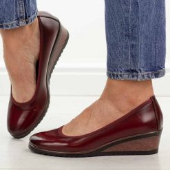 Czerwone czółenka damskie na koturnie Vinceza 58628. Czerwone czółenka damskie VINCEZA, na jesień, bez wzorów, z jeansu, biznesowe, z okrągłym noskiem, bez obcasa, na koturnie, bez zapięcia. Za 169.00 zł.