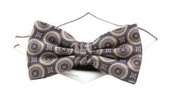 Mucha Beżowo-Granatowa z Białą Poszetką, Wzór Geometryczny, Elegancka, Męska -CHATTIER. Niebieskie krawaty i muchy Chattier, bez wzorów, z poliesteru, eleganckie. Za 59.00 zł.