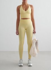 Damskie legginsy invisible scrunch, squat proof Shape Seamless żółte. Żółte legginsy damskie Aim'n, bez wzorów, z dzianiny. Za 296.00 zł.