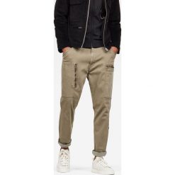 G-Star Raw - Spodnie. Spodnie materiałowe męskie G-Star Raw, bez wzorów, z bawełny. Za 599.90 zł.