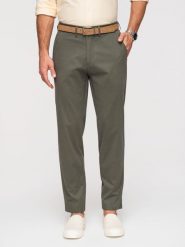 Jednolite męskie spodnie chino REGULAR FIT – khaki V3 - Rozmiar: M. Brązowe spodnie materiałowe męskie Ombre Clothing, z aplikacjami, z bawełny. W wyprzedaży za 237.99 zł.