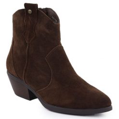 Skórzane botki damskie kowbojki czekoladowe Big Star SS274463. Brązowe botki damskie BIG STAR, bez wzorów, z nubiku, retro, bez obcasa, bez zapięcia. Za 289.99 zł.