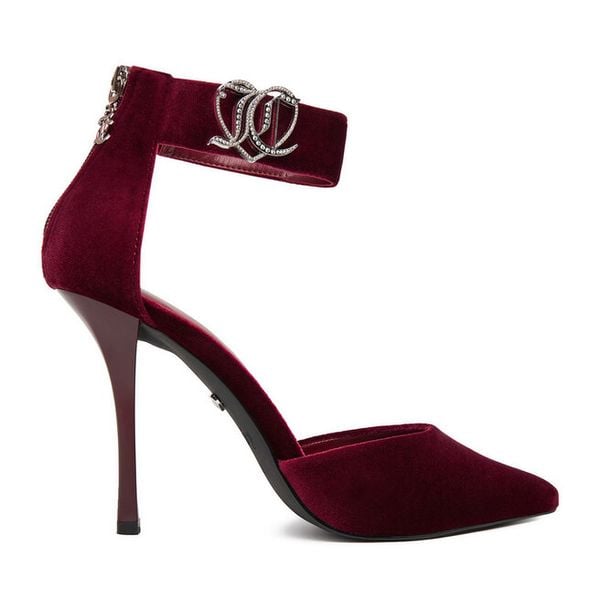 Szpilki Juicy Couture. Czerwone szpilki damskie Juicy Couture, bez wzorów, bez obcasa, na szpilce, bez zapięcia. Za 149.99 zł.