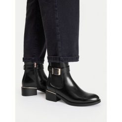 Botki MEXX. Czarne botki damskie Mexx, bez wzorów, bez obcasa, na płaskiej podeszwie, bez zapięcia. Za 249.99 zł.