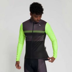 Zimowa kurtka rowerowa męska Rogelli Stryde. Czarne kurtki sportowe męskie Rogelli, na zimę, l, bez wzorów, z elastanu, bez kaptura, rowerowe. Za 435.00 zł.