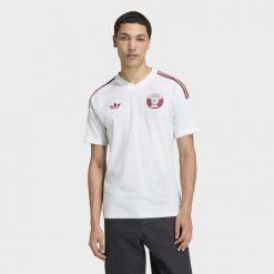 Koszulka wyjazdowa Katar 26. Białe bluzki damskie Adidas, bez wzorów, sportowe, bez kołnierzyka, bez ramiączek. Za 439.00 zł.