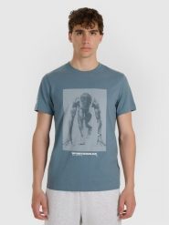 4F T-shirt regular z nadrukiem męski - granatowy L. Niebieskie t-shirty męskie 4F, l, bez wzorów, z bawełny, bez kołnierzyka, bez ramiączek. Za 69.99 zł.