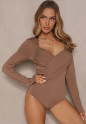 Brązowe Eleganckie Body Longsleeve z Ozdobnym Marszczeniem Zimanya. Brązowe body Renee, bez wzorów. Za 44.99 zł.