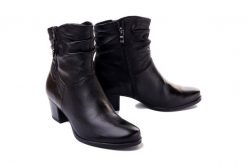 CAPRICE 25347-29 black soft, botki damskie. Czarne botki damskie Caprice, na zimę, bez wzorów, z polaru, bez obcasa, na obcasie, bez zapięcia. Za 449.90 zł.
