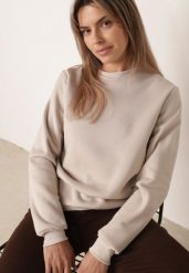 Beżowa Bluza Klasyczna z Polarową Podszewką Embri. Brązowe bluzy damskie Born2be, l, z aplikacjami, z jeansu, casualowe, bez ramiączek, bez kaptura. Za 49.99 zł.