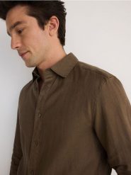 Lniana koszula regular fit - brązowy. Brązowe koszule męskie Reserved, l, bez wzorów, bez kołnierzyka, bez ramiączek. W wyprzedaży za 79.99 zł.