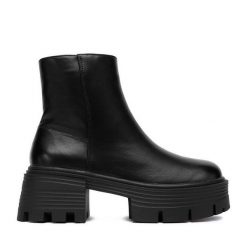 Botki DeeZee. Czarne botki damskie DeeZee, bez wzorów, bez obcasa, na płaskiej podeszwie, bez zapięcia. Za 219.99 zł.