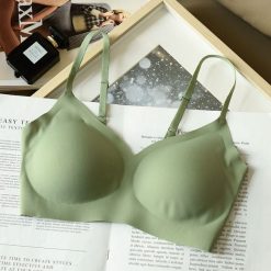 Biustonosz piankowy bez fiszbin z regulowanymi ramiączkami Anastassiya. Brązowe biustonosze Intica, bez wzorów. W wyprzedaży za 79.00 zł.