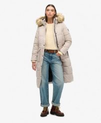 Długi pikowany płaszcz Everest od SUPERDRY. Szare płaszcze damskie Superdry, xs, bez wzorów, z nylonu, eleganckie, bez kołnierzyka, bez kaptura. Za 790.40 zł.