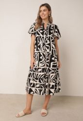 Czarna Pudełkowa Sukienka z Wiskozy w Geometryczny Wzór Perante. Czarne sukienki damskie Born2be, na co dzień, l, bez wzorów, z wiskozy, eleganckie, bez kołnierzyka, bez ramiączek, midi, proste. Za 99.99 zł.