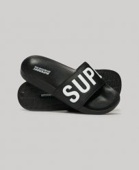Superdry Vegan Core Pool klapki z formowaną podeszwą – BLACK/WHITE. Czarne klapki damskie Superdry, bez wzorów, z poliesteru, bez zapięcia. Za 156.10 zł.