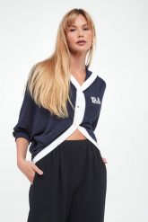 Kardigan damski z kapturem EMPORIO ARMANI. Kardigany damskie Emporio Armani, xs, bez wzorów, bez kołnierzyka. W wyprzedaży za 1,966.30 zł.