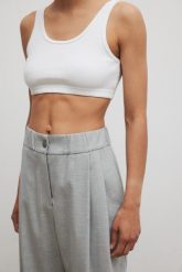 Krótki top z prążkowanej dzianiny w kolorze CLASSIC WHITE- LAGO-XL. Białe topy damskie Marsala, m, bez wzorów, z bawełny, bez kołnierzyka, bez ramiączek. W wyprzedaży za 34.95 zł.