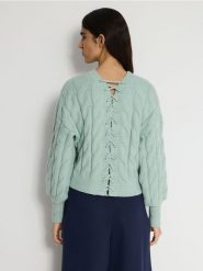 Sweter z ozdobnym wiązaniem na plecach - jasnozielony. Zielone swetry nierozpinane damskie Reserved, l, bez wzorów, z dzianiny, bez kołnierzyka, bez ramiączek. W wyprzedaży za 139.99 zł.
